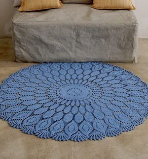 Синий коврик к дивану