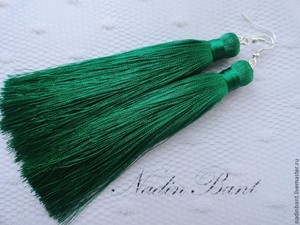 Зеленые длинные кисточки из ниток