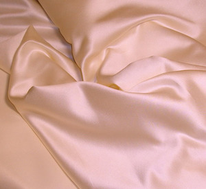 Что за ткань сатин, её характеристики и пошив из неё постельного белья