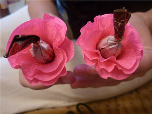 Как сделать бумажные цветы с конфетами