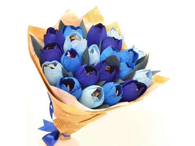 Конфетный букет из синих тюльпанов