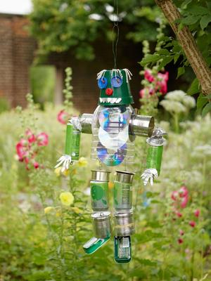 Маленький робот - изделия изметаллических крышек от бутылок 