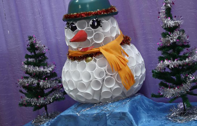 Снеговик из пластиковых стаканчиков своими руками - пошаговый мастер-класс