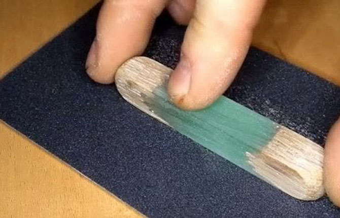 Шлифовка брелока ручным способом на наждачной бумаге