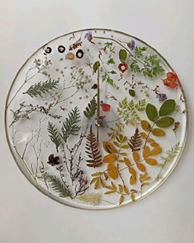 Берут сухоцветы для декоративной композиции часов